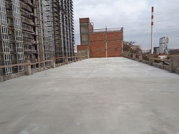 Верхний уровень паркинга, также покрытый Стармекс Сил