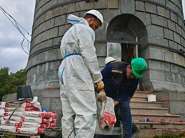 Процесс замешивания инъекционного состава Маноцем Фил