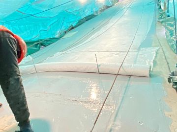 Последовательно нанесению первого слоя идет расстилание Армошел ГТ 100 и прокатывание его чистыми валиками для максимального утапливания в первый слой.