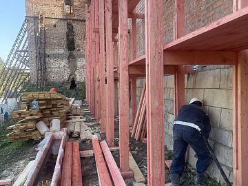 Процесс нагнетание раствора Маноцем Гроут по скважинам