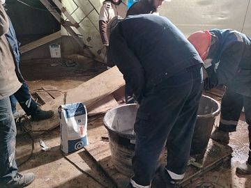 Смешивание жидких компонентов Б1 и Б2