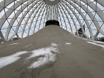 Вид на гидроизолированный купол площадью 3300 м2. Средний расход 3кг/м2. Общее количество материала 550 ведер ДенсТоп МС 351.