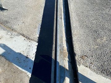 Заливка готового состава в штрабу, выравнивание при помощи шпателя