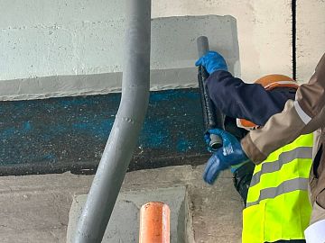 Укладка пропитанного холста на заранее подготовленную поверхность конструкции