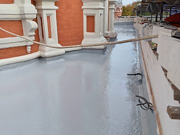 Эластичная гидроизоляционная мембрана ДенсТоп МС 351, выполненная в два слоя с обеспечением бесшовной защиты конструкций, демонстрирует важность применения прогрессивных, надёжных и долговечных систем гидроизоляции при реставрации исторических зданий.