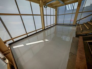 Поверхность после нанесения гидроизоляционного состава ДенсТоп ПУ 228 на лестничной площадке