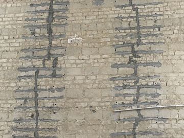 Зачеканенные стены с отверстиями для установки пакеров