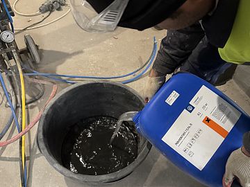 Замешивание компонентов Манокрил Гель В