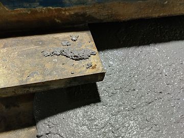 Подача состава ведётся непрерывным потоком, что обеспечивает монолитность подливки и равномерную передачу нагрузок от дробилки основанию