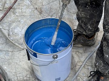 Смешивание компонентов ДенсТоп ПУ 302 перед нанесением