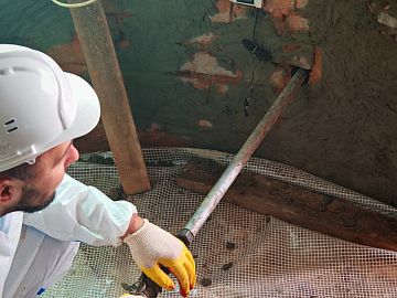 Нагнетание состава Маноцем Фил в кирпичную стену маяка