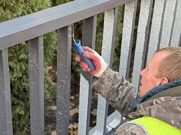 Окрашивание металлической части забора