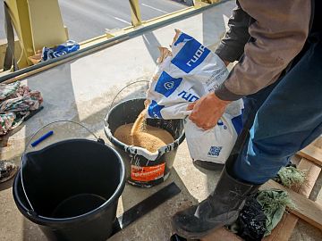 Процесс подготовки ДенсТоп Филлер КР для просыпки гидроизоляционного слоя