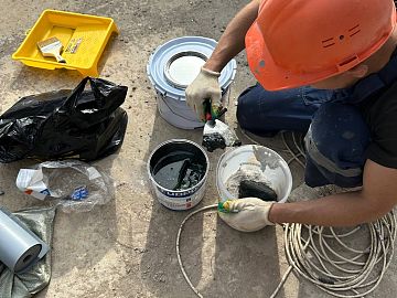 Смешивание компонентов клея Манопокс 331