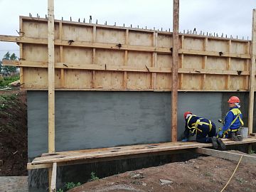 Гидроизоляция вертикальных участков эластичным материалом Стармекс Сил Флекс по увлажненному основанию