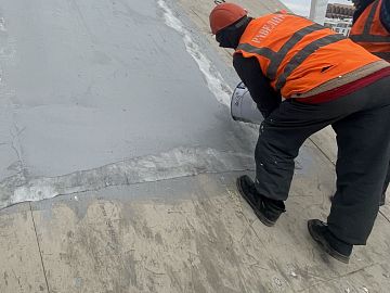 Нанесение второго слоя шпателем после технологического интервала до полимеризации ДенсТоп МС 351