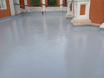 Нанесение материала ДенсТоп МС 351 выполнено в два слоя с интервалом до высыхания предыдущего слоя «на отлип», с суммарным расходом 2,5–2,7 кг/м² по системе.