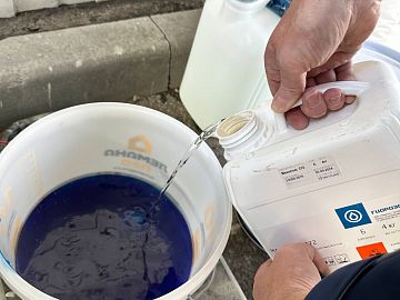 Смешивание компонентов клея Манопокс 372 на весах для точного соблюдения пропорций