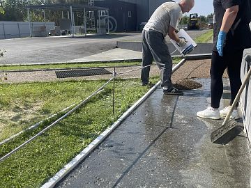 Укладка материала ДенсТоп ЭП 400 с кварцевым отсевом 5 мм