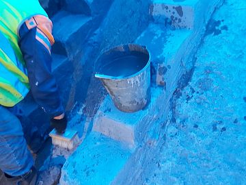 Увлажнение поверхности перед нанесение гидроизоляции.