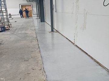 Выравненное покрытие шлифуется, грунтуется составом ДенсТоп ЭП 100 и покрывается валиком в 2 слоя составом ДенсТоп ЭП 500. Вид после первого слоя. Расход грунта 0,3 кг/м.кв.