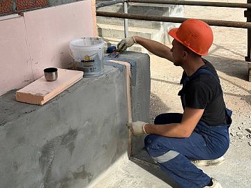 Нанесение Манопокс 331 на кромки шва