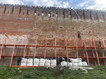Первое прясло оборонительного сооружения Смоленского Кремля. Вид стены и материал на объекте.