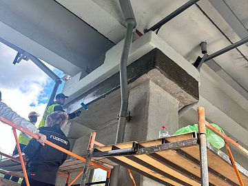 Нанесение клея Манопокс 372 на заранее подготовленную поверхность