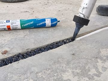 Нанесение высокоэластичного химстойкого герметизирующего состава Манодил Бонд Ф