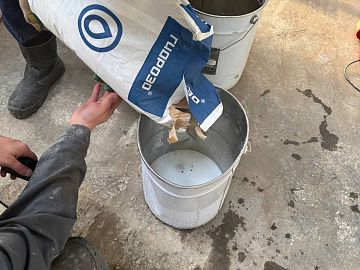 Смешивание компонентов эластичной гидроизоляции Стармекс Эласт