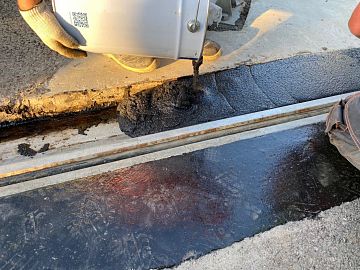 Заливка готового состава во вторую половину предшовной зоны деформационного шва.