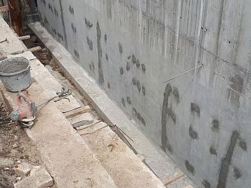 Подготовленная поверхность перед нанесением гидроизоляции (бетон отшлифован, отверстия от опалубки и холодные швы и трещины зачеканены составом Стармекс РМ3)