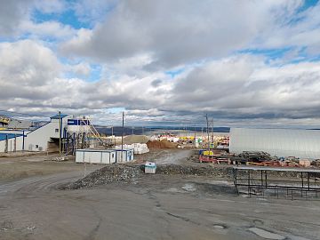 Производственная площадка расположена на территории карьера с развитой инфраструктурой