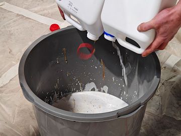 Смешение компонентов материала ДенсТоп ПМ 605 Тровел