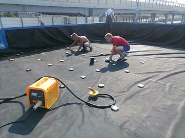 Подготовка полотна к работе с индукционным оборудованием Центрикс. Данный метод позволяет крепить полотна к нижней части мембраны без ее прокола.