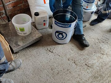 Замешивание эпоксидного клея Манопокс 372 для пропитки углеродных холстов