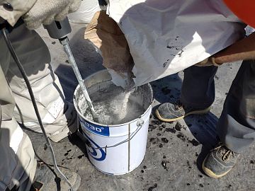 Процесс смешивания компонентов материала. Компонент А