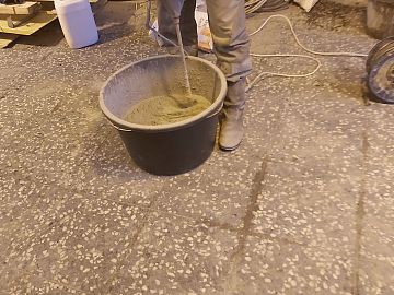 Перемешивание компонентов смеси до образования однородной консистенции.