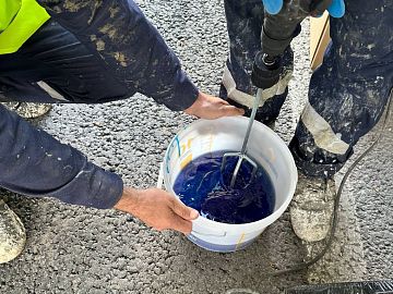 Перемешивание компонентов клея Манопокс 372 миксером на низкой скорости - не более 300-400 об. мин.