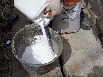 Выливаем акрил от Стармекс Сил Флекс в емкость