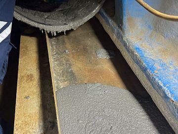 Начало заливки первого слоя состава