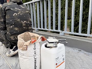 Гидроизоляционный состав Стармекс Сил Флекс применялся для защиты фундамента ограждения, сделанного из Стармекс ФМ7