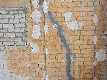 Зачеканка трещины составом Стармекс РМ3. Подготовка к инъектированию.