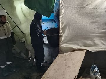 Ручная подача состава в зону опалубки