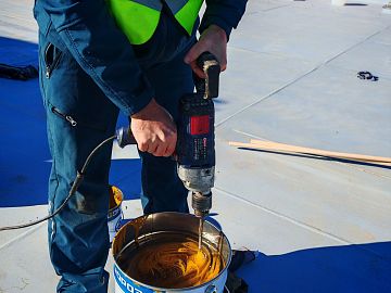 Процесс замешивания компонентов системы ДенсТоп ПУ 700 Шелл