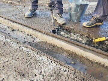 Демонтаж асфальтобетона в штробе при помощи отбойного молотка