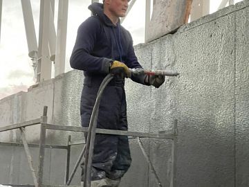 Механическое нанесение состава на вертикальную поверхность