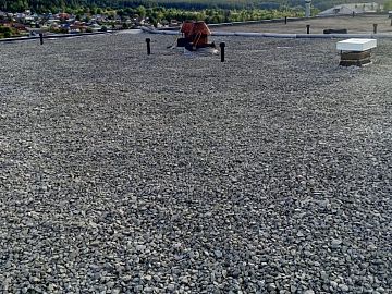 Вид кровли после монтажа ЭПДМ мембраны и присыпки балластом