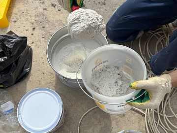 Смешивание компонентов клея Манопокс 331