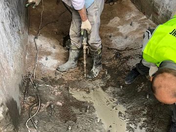 Инъектирование Маноцем Микс при помощи шнекового насоса